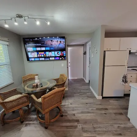 Walk To Siesta Beach, Restaurants, Shopping & More!